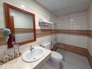 Chuveiro/banheira combinados, produtos de toalete grátis