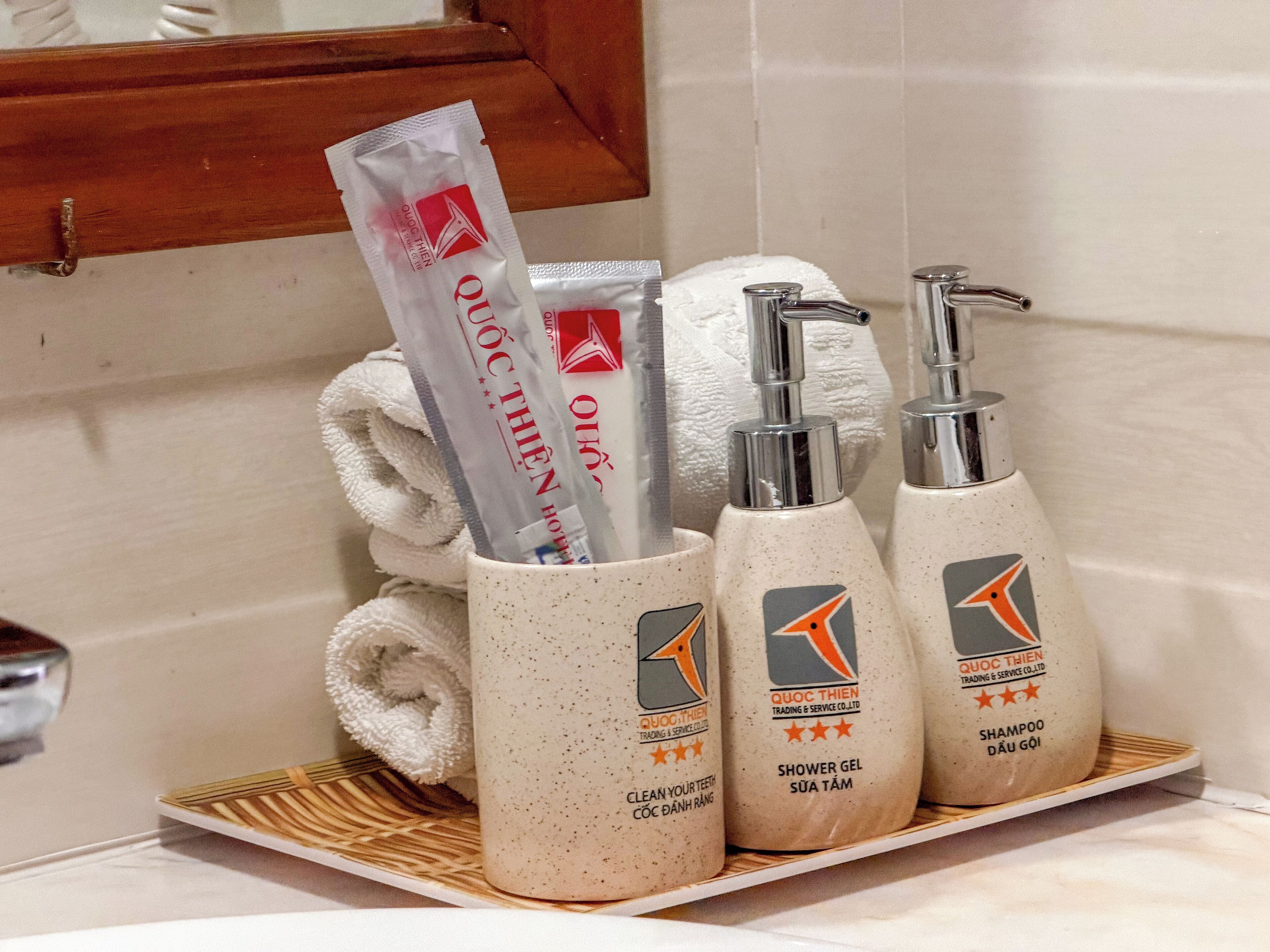 Habitación estándar doble | Servicios del cuarto de baño | Ducha y bañera combinadas y artículos de higiene personal gratuitos