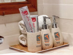 Family Double Room, City View | Bathroom amenities | Combined shower/tub, free toiletries, hair dryer, towels - Quoc Thien Hotel Da Nang (Thanh Khe)