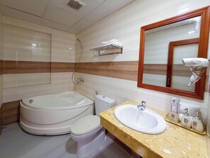Family Double Room, City View | Bathroom | Combined shower/tub, free toiletries, hair dryer, towels - Quoc Thien Hotel Da Nang (Thanh Khe)