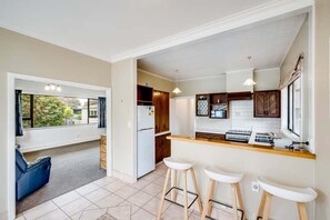 Fridge, oven, stovetop, dishwasher - Charming on Cambridge (Napier)