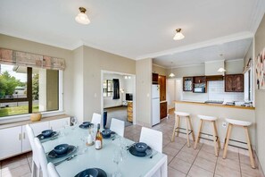 Dining - Charming on Cambridge (Napier)