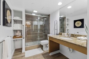 Shower, hair dryer, towels, soap - Modern Oceanfront Waikiki High-Rise, 30th Floor (Honolulu)