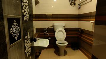 Regadera, toallas, jabón, papel de baño