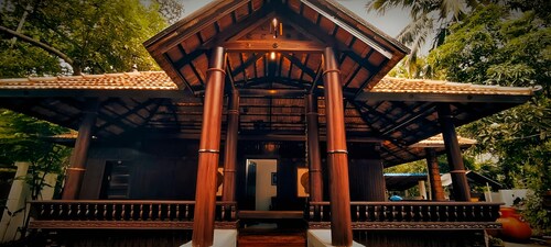 Periyaveettil Heritage Home / Authentic Kerala Nadumuttam House