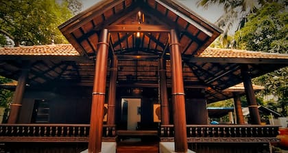 Periyaveettil Heritage Home / Authentic Kerala Nadumuttam House
