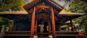 Periyaveettil Heritage Home / Authentic Kerala Nadumuttam House