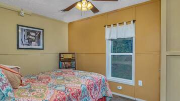 2 bedrooms, iron/ironing board, free WiFi, bed sheets