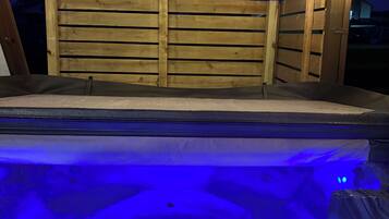 Tina de hidromasaje al aire libre