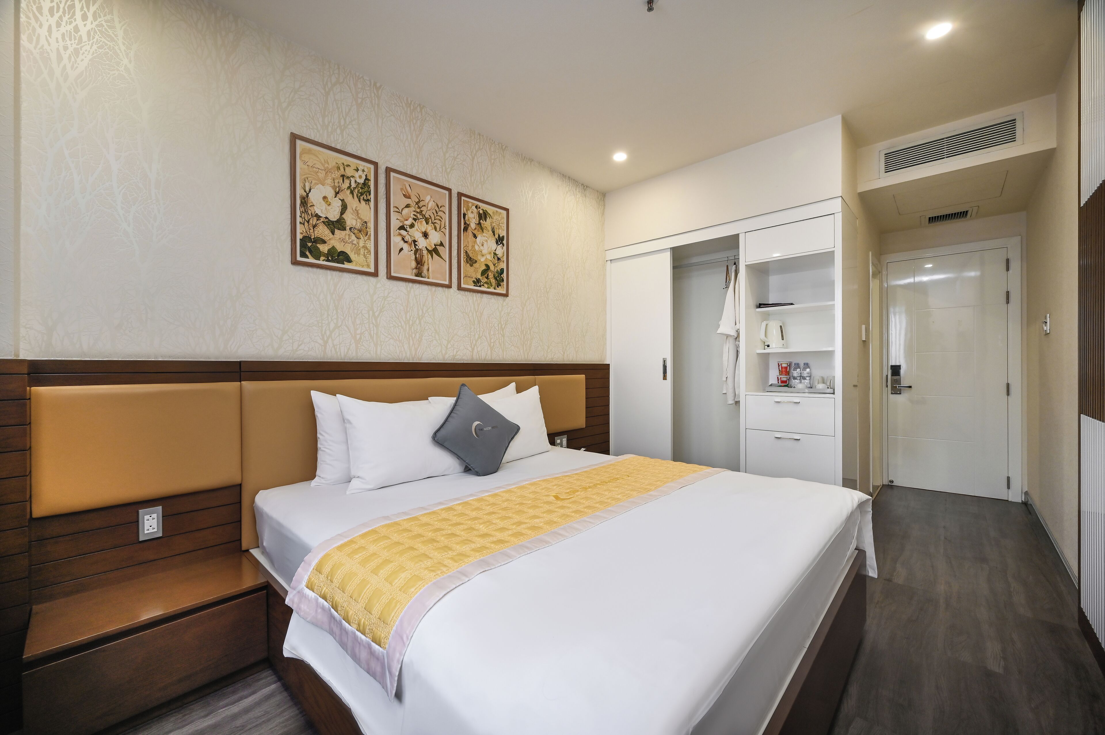 Standard Double Room | Free minibar items, free WiFi, bed sheets