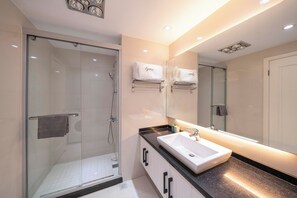 Superior Apartment, 3 Bedrooms, Non Smoking, City View | Bathroom | Hair dryer, slippers, towels, shampoo - Tyms Modern 3BR Apartment Near Metro (Shanghai)