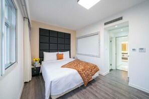 Superior appartement, 3 slaapkamers, niet-roken, uitzicht op de stad | Een bureau, een laptopwerkplek, een strijkplank/strijkijzer, gratis wifi