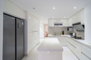 Fridge, microwave, stovetop, cookware/dishes/utensils - Tyms Modern 3BR Apartment Near Metro (Xuhui District,)