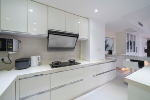 Fridge, microwave, stovetop, cookware/dishes/utensils - Tyms Modern 3BR Apartment Near Metro (Shanghai)