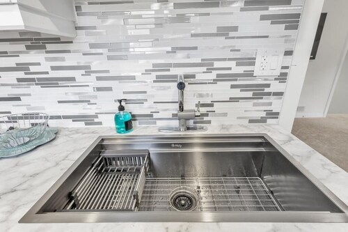 Cozy and Private 1 Bedroom Plus Den Fully Equipped with Laundry and Sleeps 4