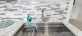 Cozy and Private 1 Bedroom Plus Den Fully Equipped with Laundry and Sleeps 4