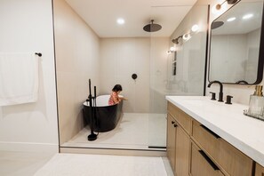 Douche, sèche-cheveux, serviettes fournies, savon