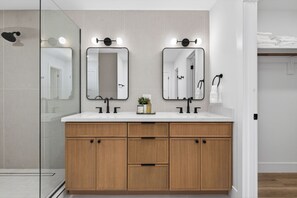 Douche, sèche-cheveux, serviettes fournies, savon