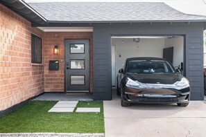 Eine moderne Garage, in der ein Auto steht.