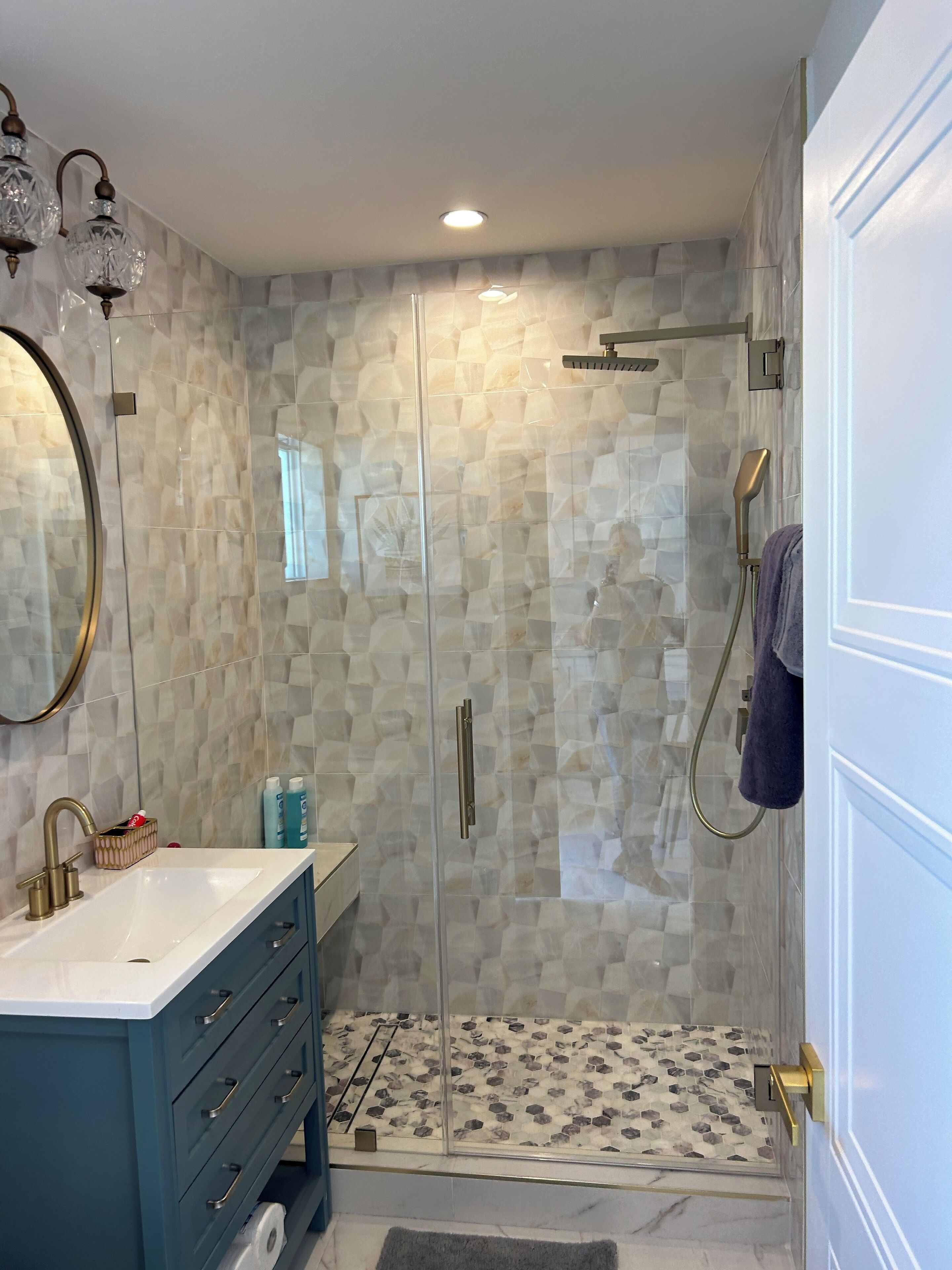Secadora de cabello, toallas, jabón, papel de baño 