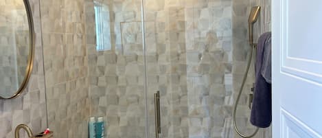 Secadora de cabello, toallas, jabón, papel de baño