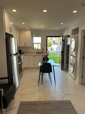 Private kitchen - Cozy 1-bedroom apartment in Los Angeles with AC (Los Angeles)