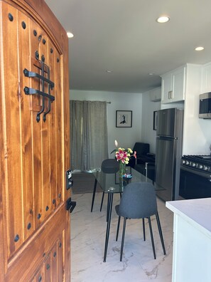 Dining - Cozy 1-bedroom apartment in Los Angeles with AC (Los Angeles)