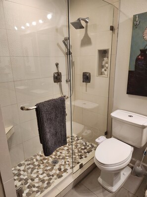 Shower, bidet, towels, soap - In the trendy, funky & walkable South Congress area — 2-bedroom condo in Austin! (Austin)
