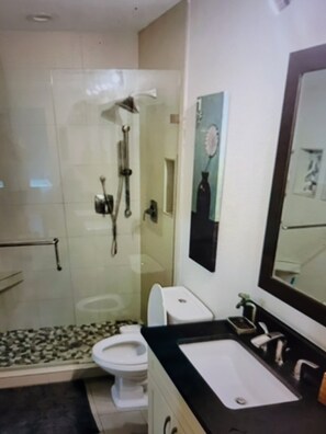 Shower, bidet, towels, soap - In the trendy, funky & walkable South Congress area — 2-bedroom condo in Austin! (Austin)