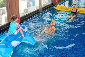 Outdoor pool, pool umbrellas - Quan Cuong Hotel (Son Tra)