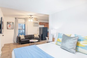 Iron/ironing board, travel cot, free WiFi, bed sheets - The Westheimer Dream Studio 06, Walkable Montrose (Houston)