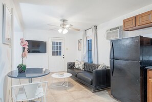 Living area - The Westheimer Dream Studio 06, Walkable Montrose (Houston)