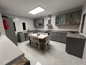 Fridge, microwave, oven, stovetop - HORABAIXA - Summer house with private pool and WiFi in Portopetro (Santanyí)