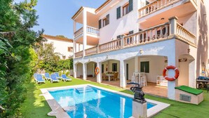 A two-story building with a swimming pool, outdoor seating, and a lifebuoy. - HORABAIXA - Summer house with private pool and WiFi in Portopetro (Santanyí)