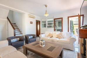 Een televisie en een open haard