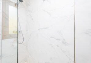 Shower, towels - HORABAIXA - Summer house with private pool and WiFi in Portopetro (Santanyí)
