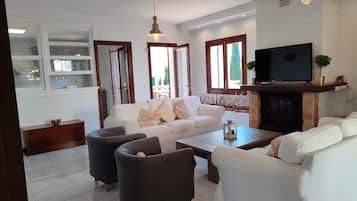 Télévision, cheminée