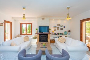 TV, fireplace - HORABAIXA - Summer house with private pool and WiFi in Portopetro (Santanyí)