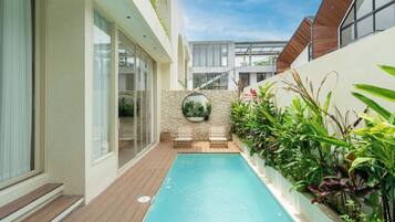 Outdoor pool, pool loungers