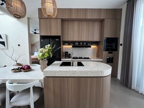 Villa – deluxe, 2 soverom, privat basseng, bassengutsikt | Eget kjøkken | Kaffetrakter/tekoker, vannkoker, fryser og kjøkkenøyer