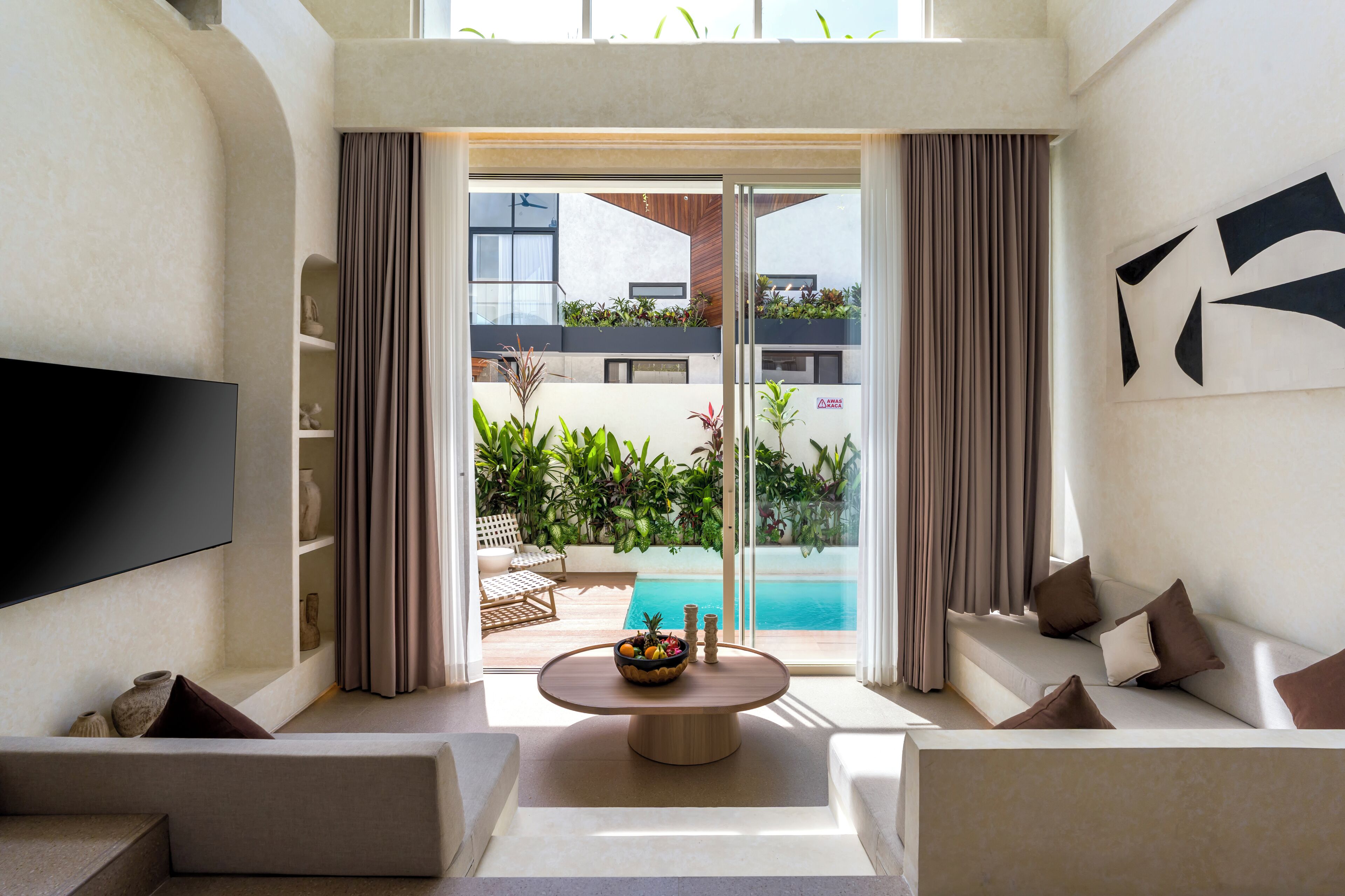 Vila luxo, 2 quartos, piscina particular, vista para a piscina | Área de estar | Smart TV 32 polegadas com canais digitais