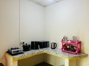 Microwave, cookware/dishes/utensils, cleaning supplies, paper towels - Airport Viwe Homestay (Seeduwa - Katunayake)