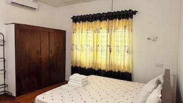 Basic Double Room, Garden View | Free WiFi, bed sheets