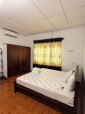 Basic Double Room, Garden View | WiFi (free), bed sheets - Airport Viwe Homestay (Seeduwa - Katunayake)