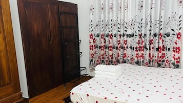 Desk, laptop workspace, free WiFi