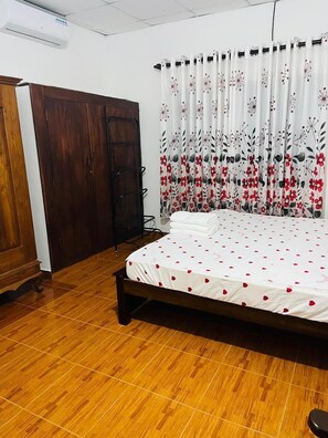 Desk, laptop workspace, free WiFi