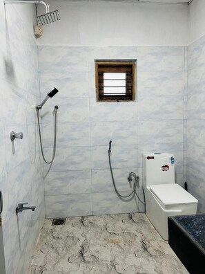 Shower, hair dryer, towels, soap - Airport Viwe Homestay (Negombo)