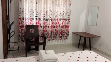 Habitación básica doble, vista al jardín | Wifi gratis y ropa de cama