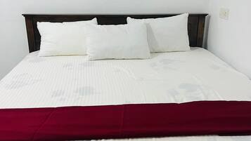 Schreibtisch, laptopgeeigneter Arbeitsplatz, kostenloses WLAN