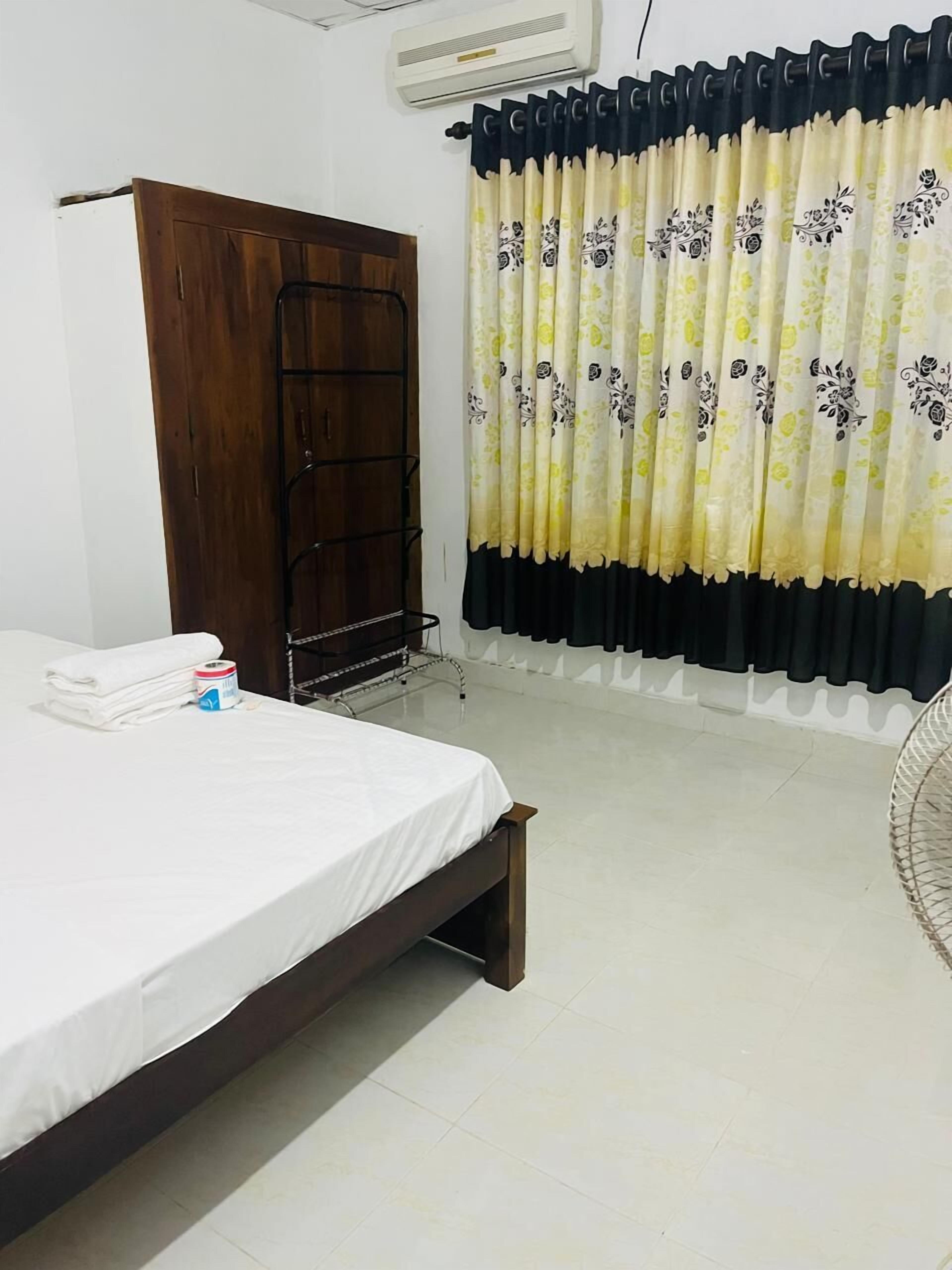 办公桌、笔记本电脑工作区、免费 WiFi